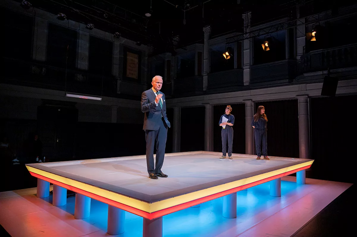 Scenefotografie De zaak Shell - ANOEK NUYENS & REBEKKA DE WIT / FRASCATI PRODUCTIES / DE NWE TIJD