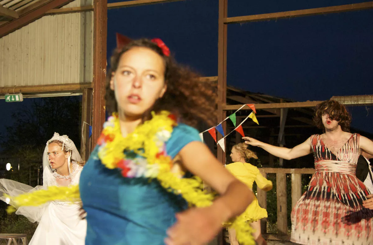 NTGent/Marijke Pinoy, Ginds tussen de netels